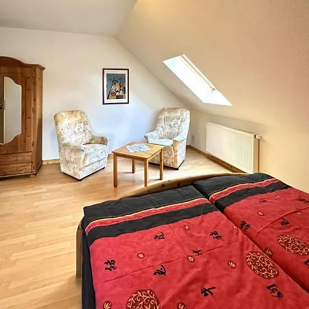 3 Bedroom Lovely In Apartment *
